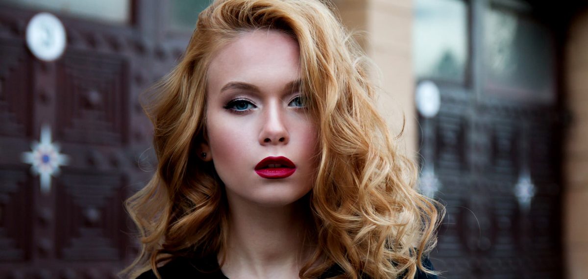 mujer rubia con cabello sano y brillante